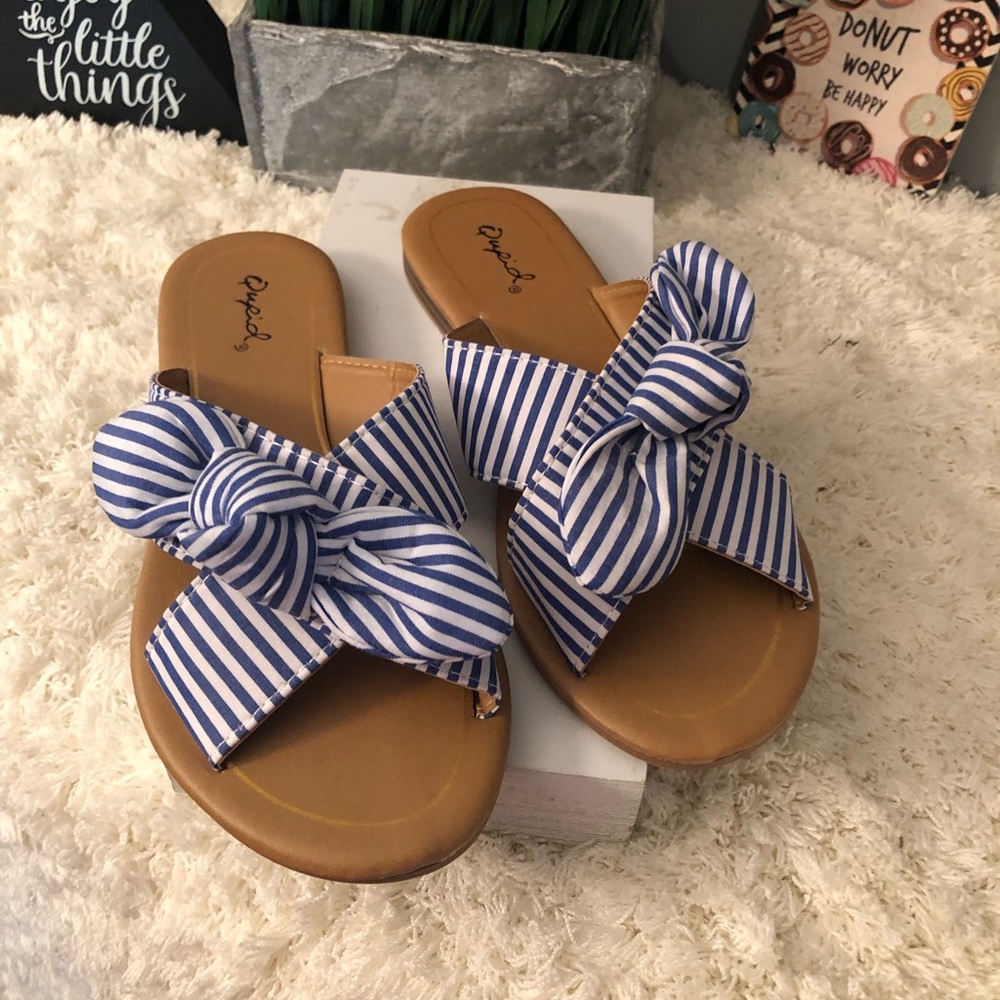 🎉HP🎉FINAL PRICE! Blue & White Bow Sandals!! - Picture 6 of 8